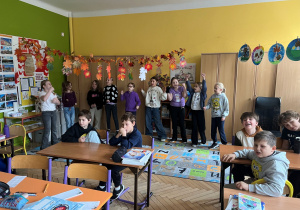 Nasze uczennice wykonują taniec w rytm muzyki