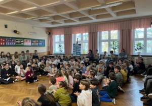 Uczniowie naszej szkoły zebrani na korytarzu drugiego piętra czekają na karteczki z życzeniami