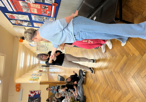 Pani od matematyki odbiera karteczkę z życzeniami.