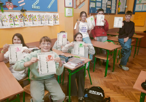 Klasa 6 prezentuje swoje prace matematyczne. Uśmiechy na twarzach pokazują, że nasi uczniowie uwielbiają taką formę pracy.