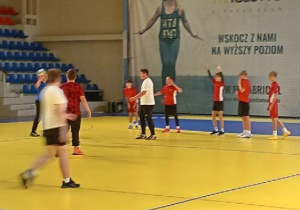 Uczniowie podczas meczu piłki ręcznej ubrani na biało. Uczestniczyli w zawodach Mistrzostwa Łodzi w piłce ręcznej dla chłopców - Hala Anilany - 17.października 2025 r.