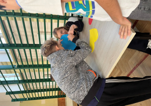 Uczeń klasy V, przebija szpilką serduszko i dowiaduje się jak będzie miała na imię jego przyszła żona.