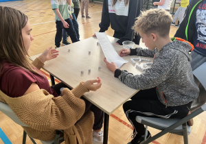 Stanowisko z rzutem kostkami. jaka liczba wypadnie taka informacja jest o przyszłości ucznia.