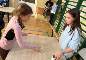 Uczannica rzuca szpilkami - jaka litera wypadnie z rzutu szpilkami taka czeka ją przyszłość.