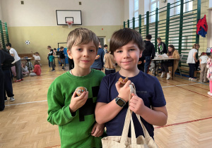 Uczniowie zajadają się przepysznymi babeczkami, aby później poznać wróżbę, która się w niej znajduje.