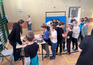 Kolejka uczniów po babeczki z wróżbami.