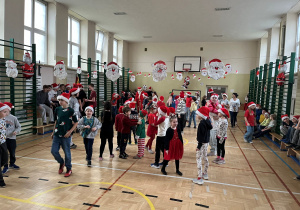Uczniowie klas I-VIII w mikołajowych czapeczkach bawią się na szkolnej dyskotece, na którą właśnie przyjechał Święty Mikołaj ;)