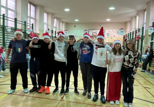 Klasa ósma pozuje do zdjęcia z Kartą Jokera bardzo zadowolona.