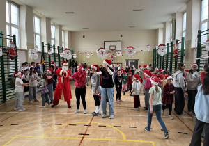 Mikołaj wraz z uczniami wykonuje taniec ,,Makarena"