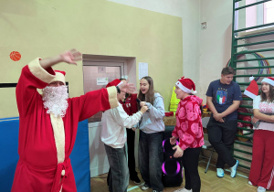 Mikołaj bawi się w rytm piosenki, którą śpiewają uczennice klasy VII