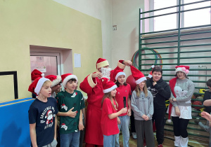 Klasa V odśpiewuje swój repertuar dla Mikołaja. Widać, że Mikołaj świetnie się bawi.