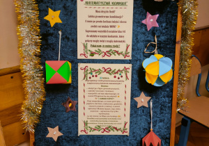 Tablica informacyjna z wiadomością o konkursie matematyczna bombka oraz przykładowe bombki