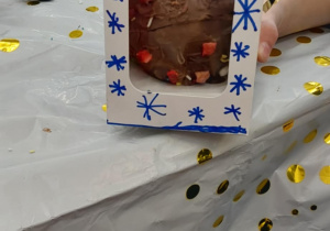 Czekoladowa bombka wykonana przez jednego z uczniów zapakowana w ozdobione pudełko