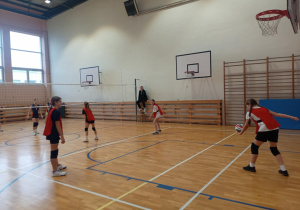 Nasze dziewczęta podczas meczu na sali w Szkole Podstawowej nr 184