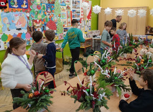 Warsztaty tworzenia stroików świątecznych w klasie 3