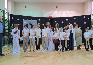 Pan Dyrektor wraz z aktorami składa życzenia świąteczne i noworoczne dla wszystkich zgromadzonych