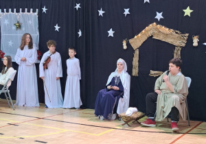 Maryja i Józef wraz z aniołami podczas przedstawienia