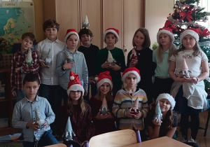 Klasa trzecia prezentuje się przy choince ze swoimi drobnymi upominkami