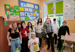 Klasa szósta prezentuje się poza stołem wigilijnym, ale za to humor dopisuje