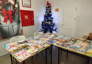 Podczas kiermaszu biblioteka prowadziła sprzedaż książek.