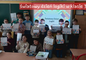 Uczniowie klasy III pozują wspólnie ze swoimi zagadkami logicznymi.