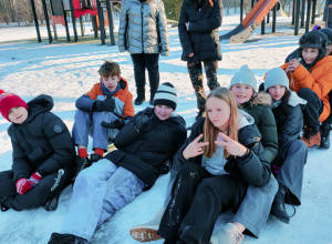 Zimowe szaleństwo klasy VI w parku J. Piłsudskiego