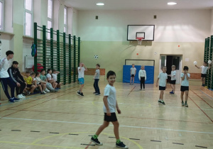 Uczniowie grają mecz a nasi goście sędziują.