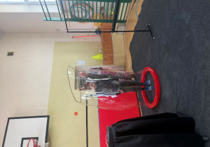 Dziewczynka zamknięta w ogromnej bańce