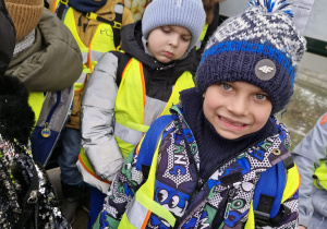 Uczestnicy półkolonii wracają z kina, film się podobał bo buźki uśmiechnięte