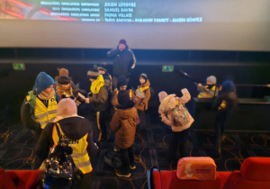 Sala kinowa, uczestnicy półkolonii zbierają się do wyjścia z kina.