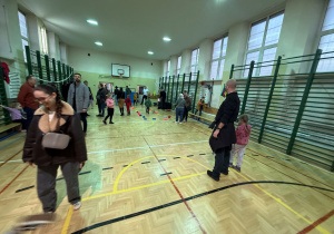 Przyszli uczniowie i ich rodzice na sali gimnastycznej podczas Drzwi Otwartych. Dzieci bardzo chętnie brały udział w zajęciach ruchowych przygotowanych przez naszych nauczycieli W-F-u.