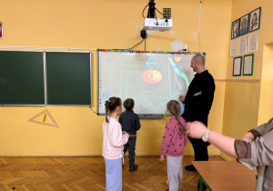 W pracowni matematycznej na tablicy multimedialnej można było spróbować swoich sił w działaniach matematycznych.