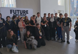 Klasa VII i VIII pozuje do zdjęcia na tle plakatu Future Up! Fest