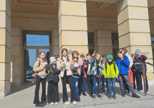 Uczniowie klasy IV pozują do zdjęcia przed Teatrem wielkim