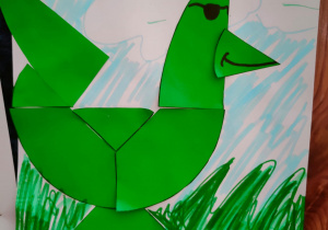 Geometryczna kura w kolorze zielonym wykonana przez ucznia klasy V