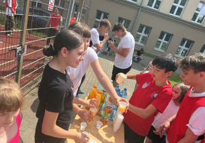 Przerwa między meczami. Uczennice częstują napojami i wypiekami.