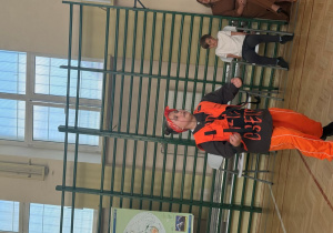 Sala gimnatyczna, swój taniec przedstawia swój taniec hip-hopowy.