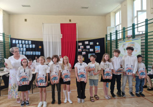 Uczniowie klasy trzeciej na sali gimnastycznej wraz z wychowawcą odebrali nagrody za ukończenie pierwszego etapu edukacyjnego.