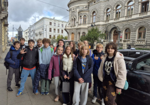 Klasa szósta pozuje na tle kamienicy Akademii Muzycznej przy ulicy Gdańskiej w Łodzi.