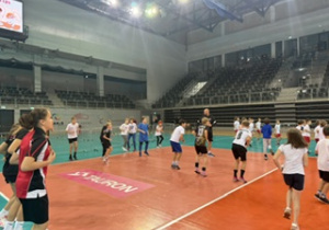 Hala Sport Arena, uczniowie naszej szkoły podczas rozgrzewki przed lekcją WF z ŁKS