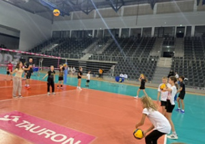 Hala Sport Arena nasi uczniowie podczas meczu siatkówki pod okiem profesjonalisów