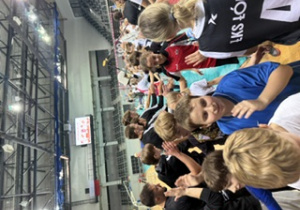 Hala Sport Arena nasi uczniowie przybijają piątki z prowadzącymi lekcje