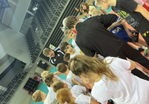 Hala Sport Arena dzieci zbierają autografy od ulubionych zawodnikó ŁKS