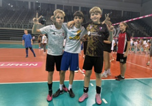 Hala Sport Arena nasi uczniowie z klasy VI pozują do zdjęcia na tle boiska do siatkówki