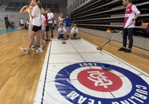 Hala Sport Arena nasi uczniowie próbują swoich sił w curlingu