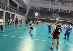 Hala Sport Arena, uczniowie trenują pod okiem koszykarek ŁKS